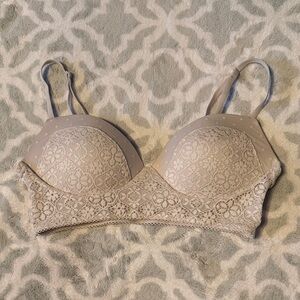 Woman’s Elegant Lace Victoria Secret Bra in Cream